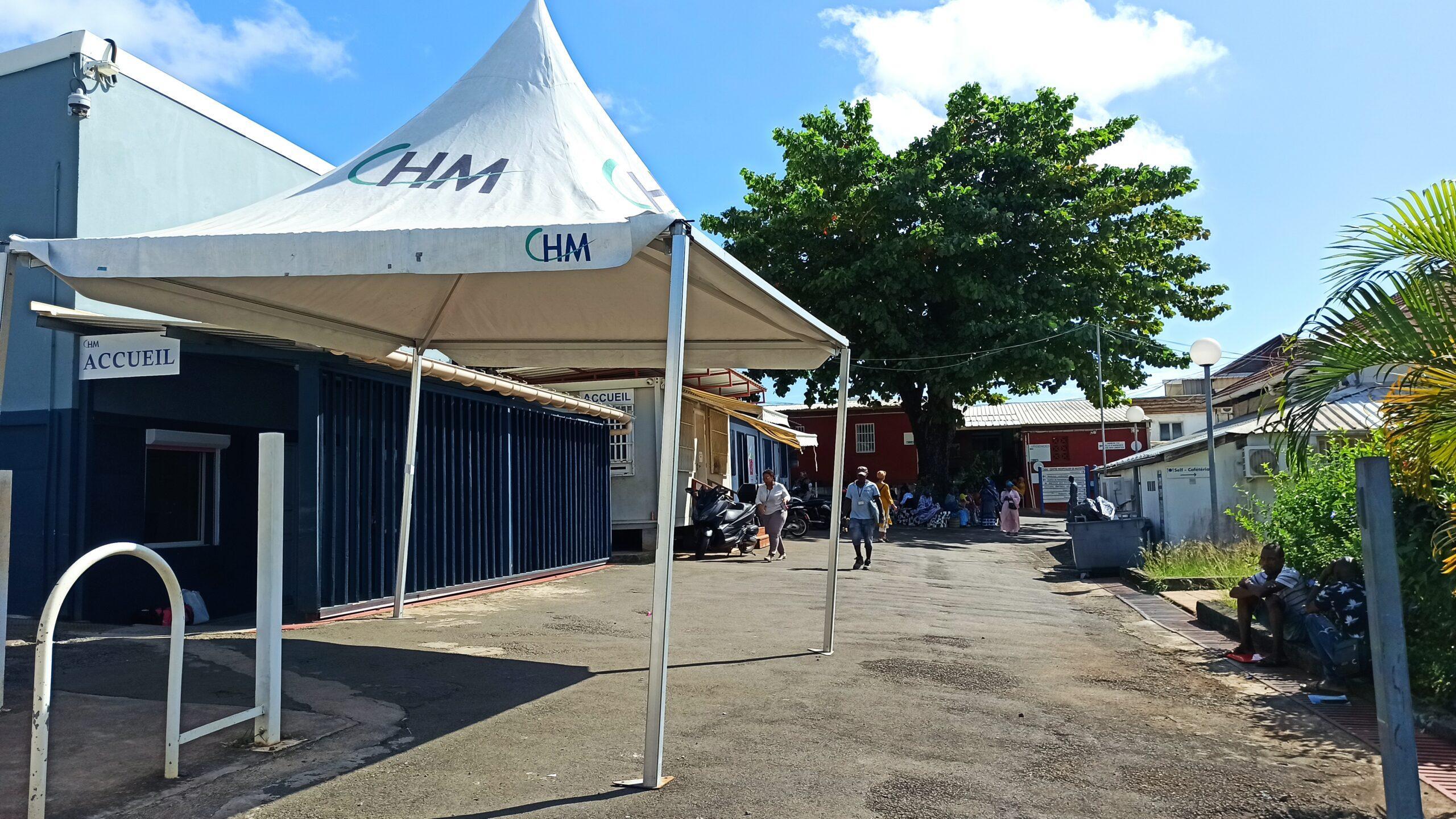 Hier soir, le CHM et des étudiants infirmiers de l'IFSI ont déposé plainte suite à l'énième attaque d'un bus sur l'île Mayotte Attaque de bus Mayotte Hôpital