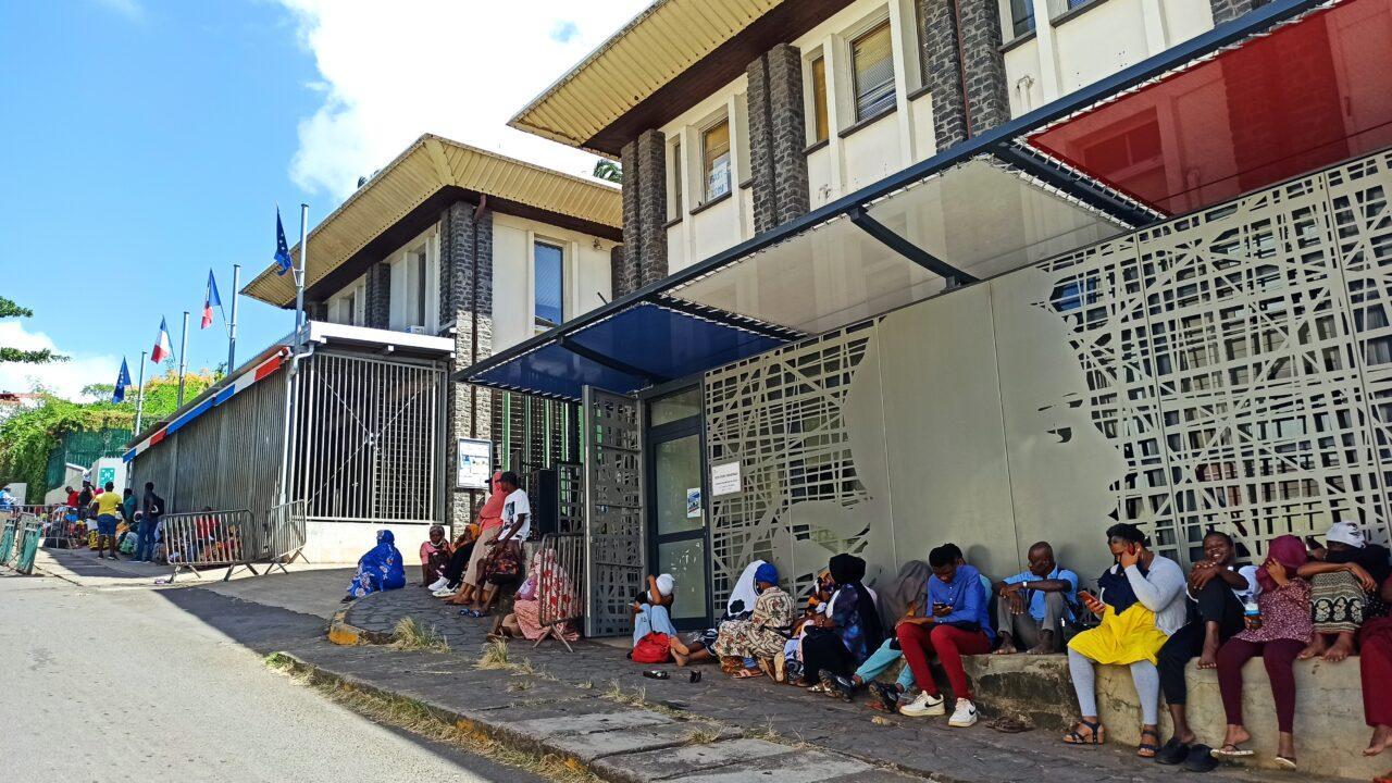 Le bureau des étrangers de la préfecture bloqué par le collectif des citoyens de Mayotte 2018