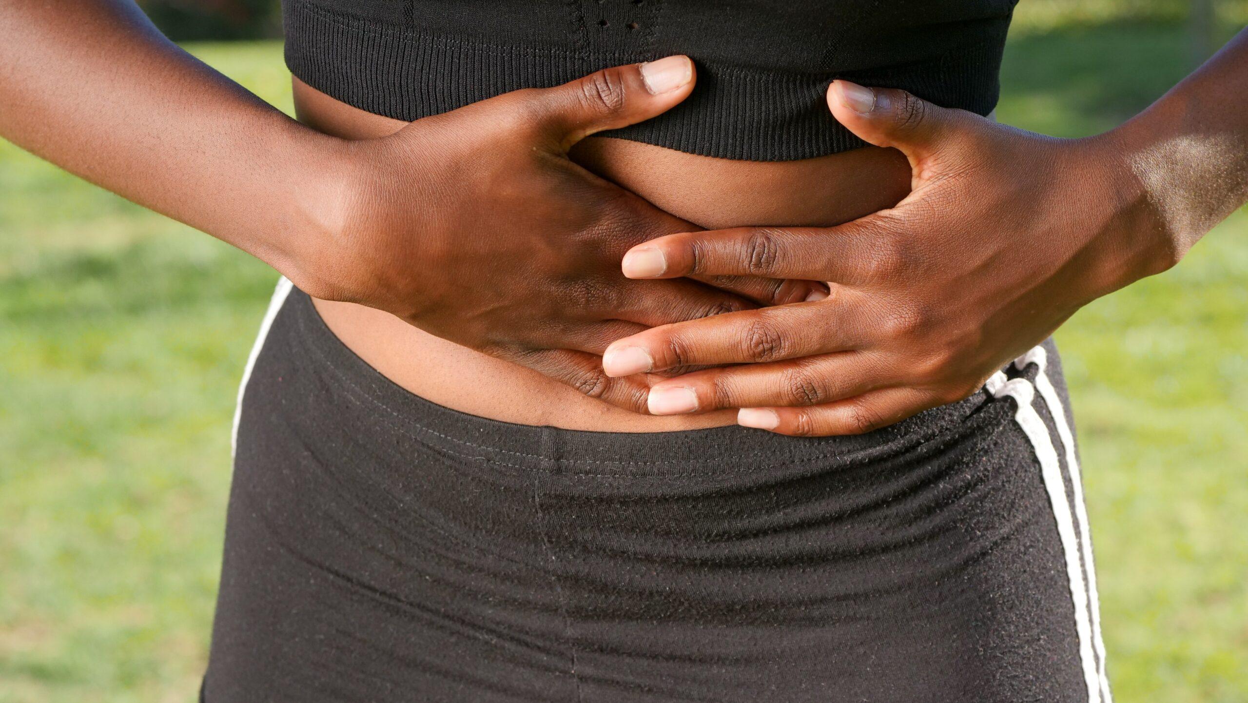 Photo de Kindel Media présentant une femme se tenant le ventre illustrant Maladie eau Mayotte
