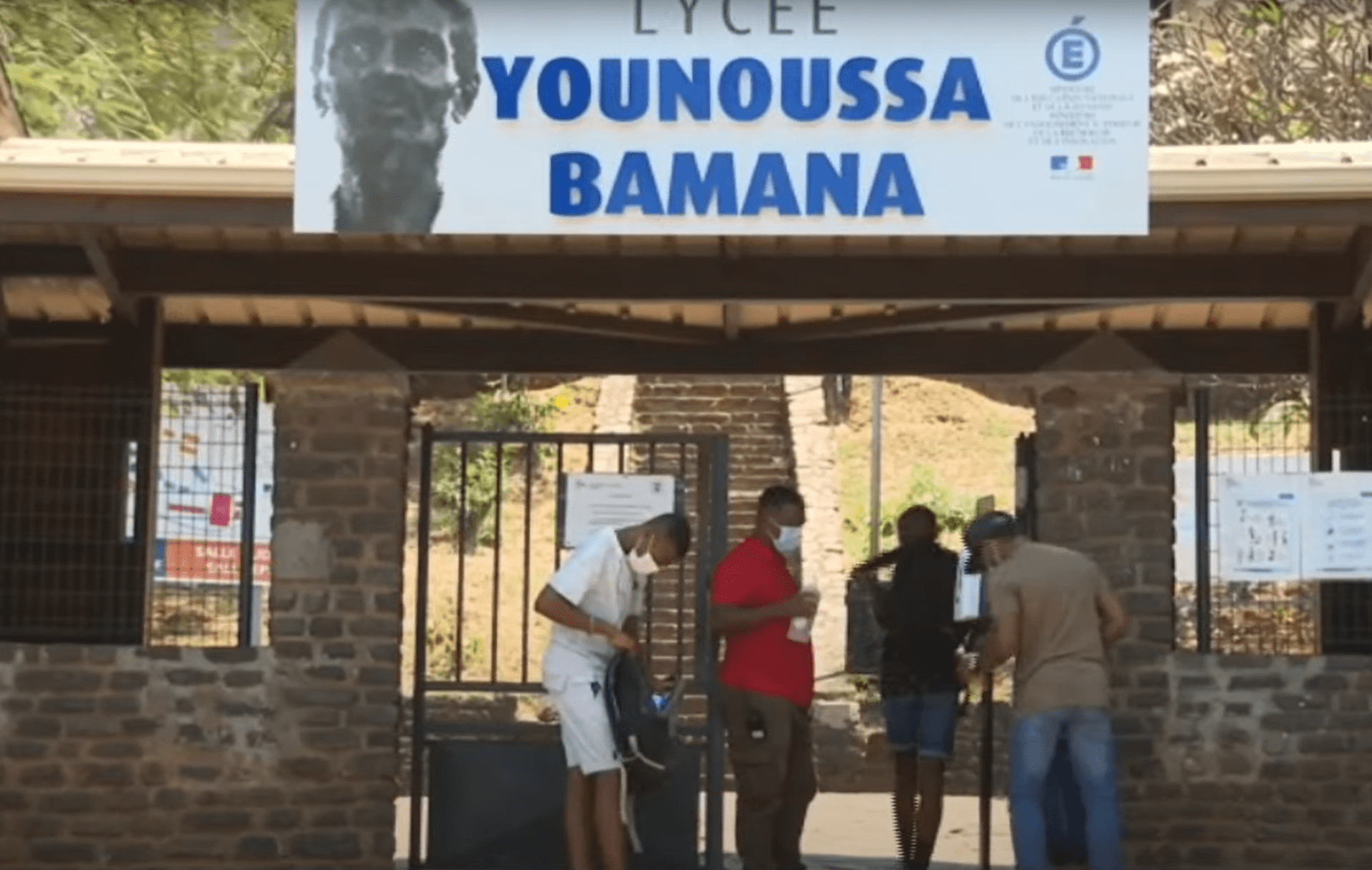 Coupures d'eau à Mayotte : Évacuation et Interruption des Cours au Lycée Younoussa Bamana. Plusieurs établissements scolaires fermés eau non potable agressions Mayotte