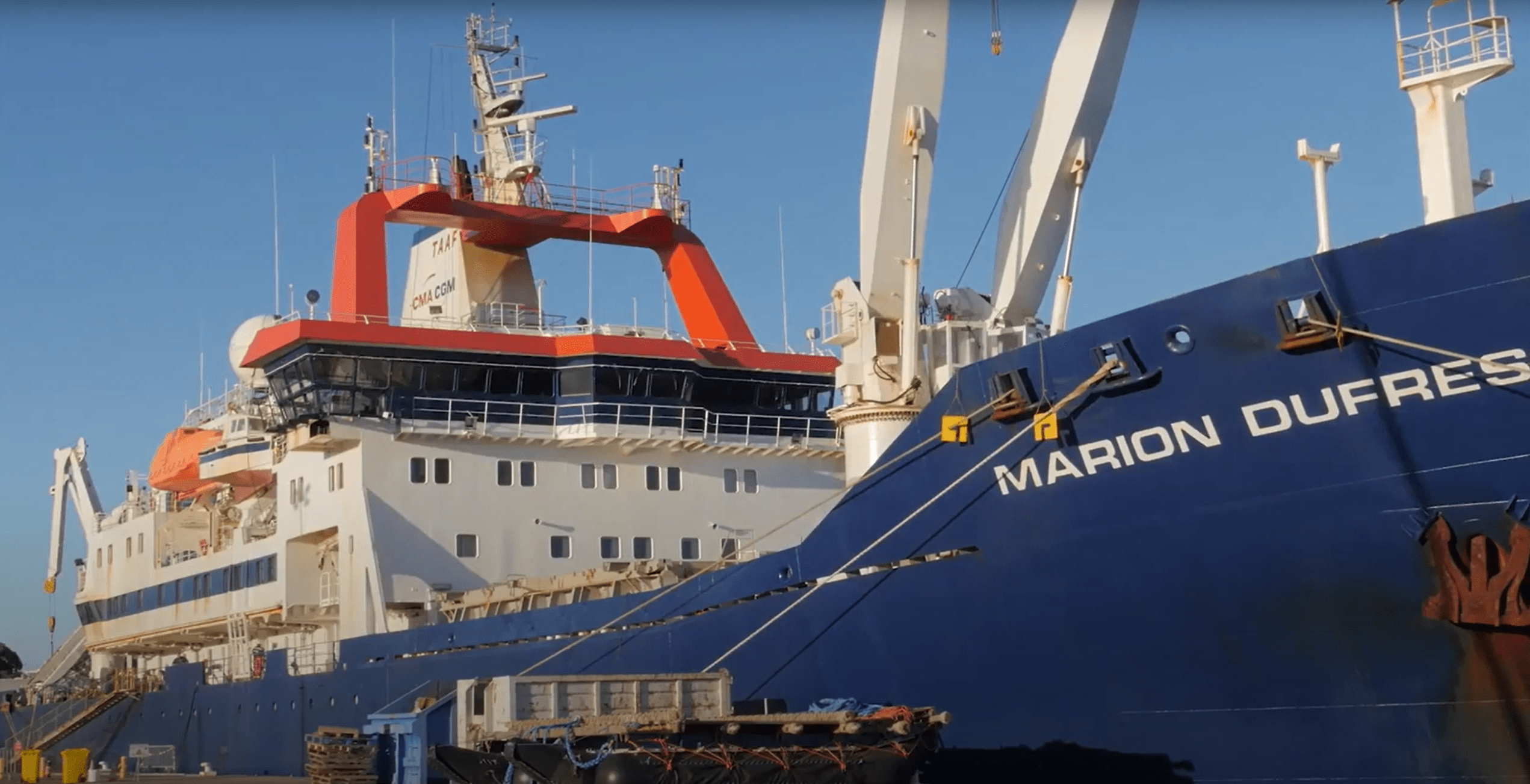 Crise de l'eau à Mayotte : l'État envoie un bateau chargé de 600