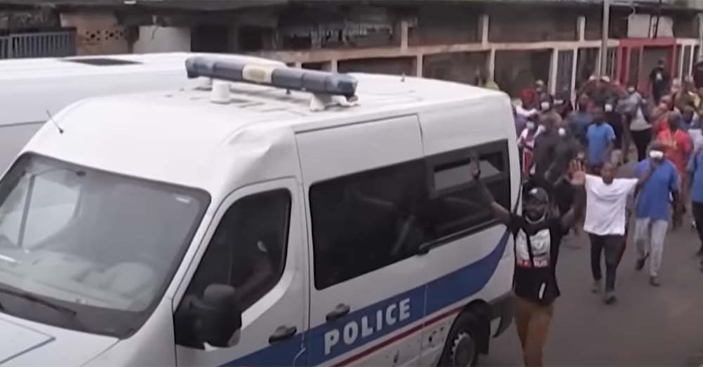 Violences à Mayotte l'île au bord de la guerre civile Reportage cdanslair 22.11.2022 sur YouTube.png Manifestation Violences à Mayotte