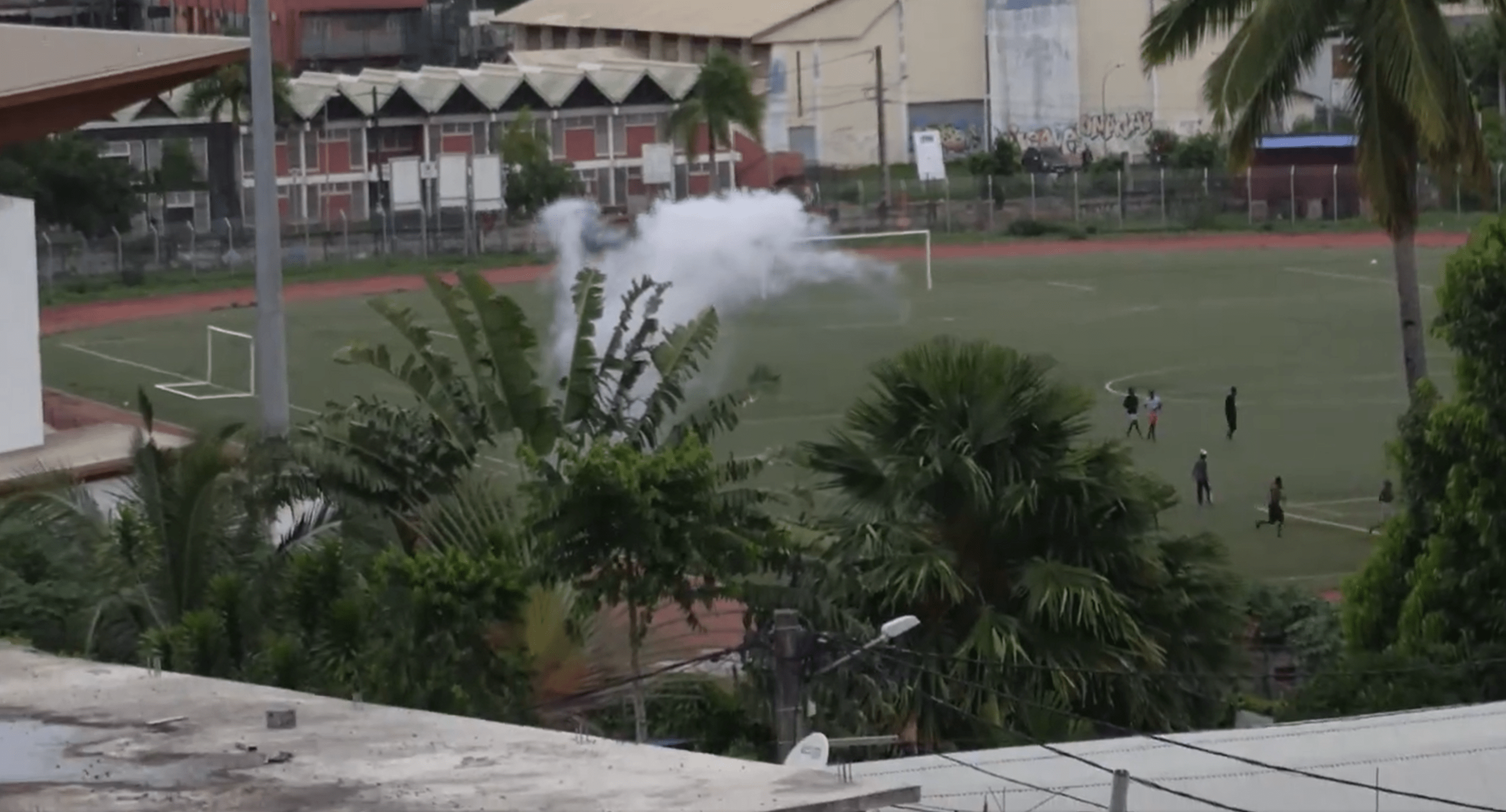 Capture d'écran vidéo Twitter (X) Affrontements au stade de Cavani entre policiers et migrants Mayotte Hebdo le 17.01.24 partagé par Mansour Kamardine