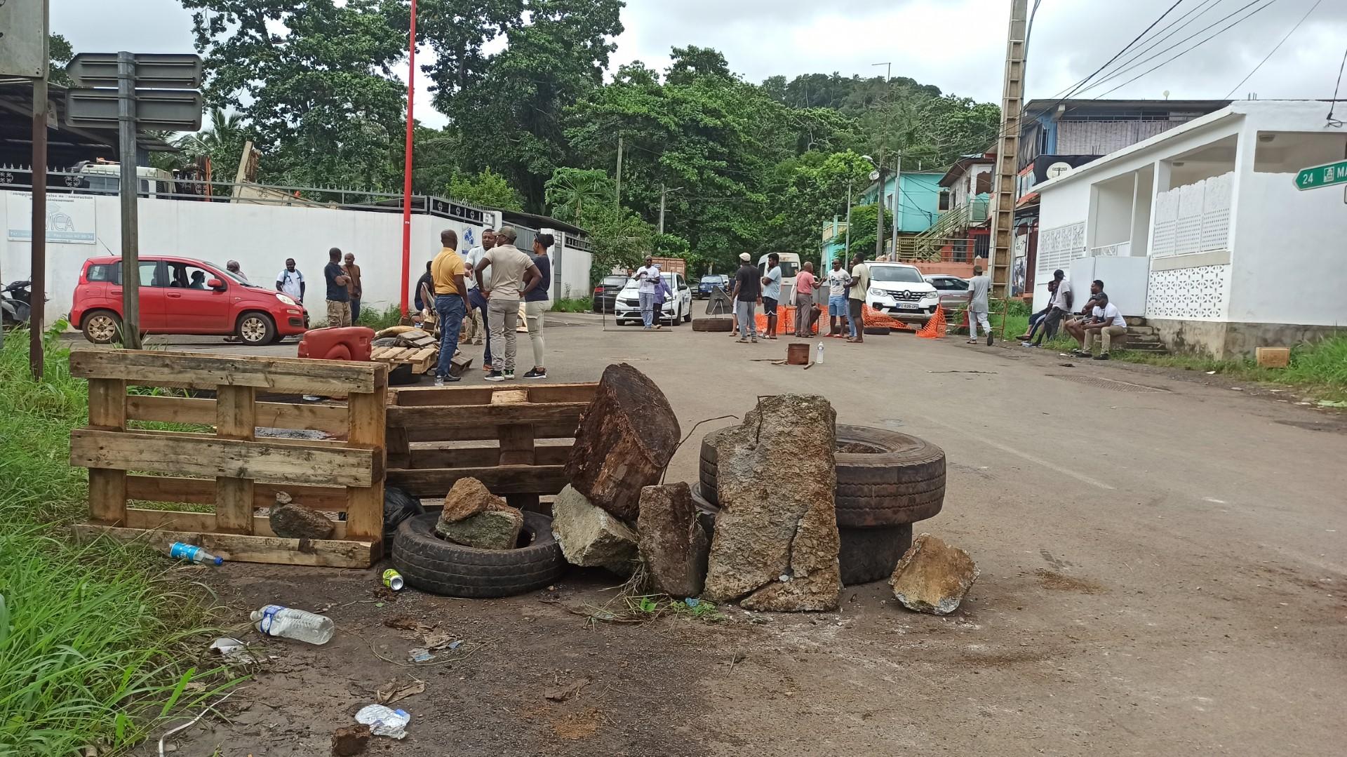 La tension monte à Mayotte, où des barrages paralysent à nouveau
