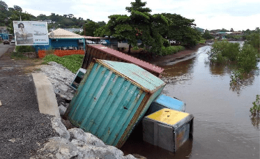 Des conteneurs poussés dans le lagon à Bandraboua : une association porte plainte