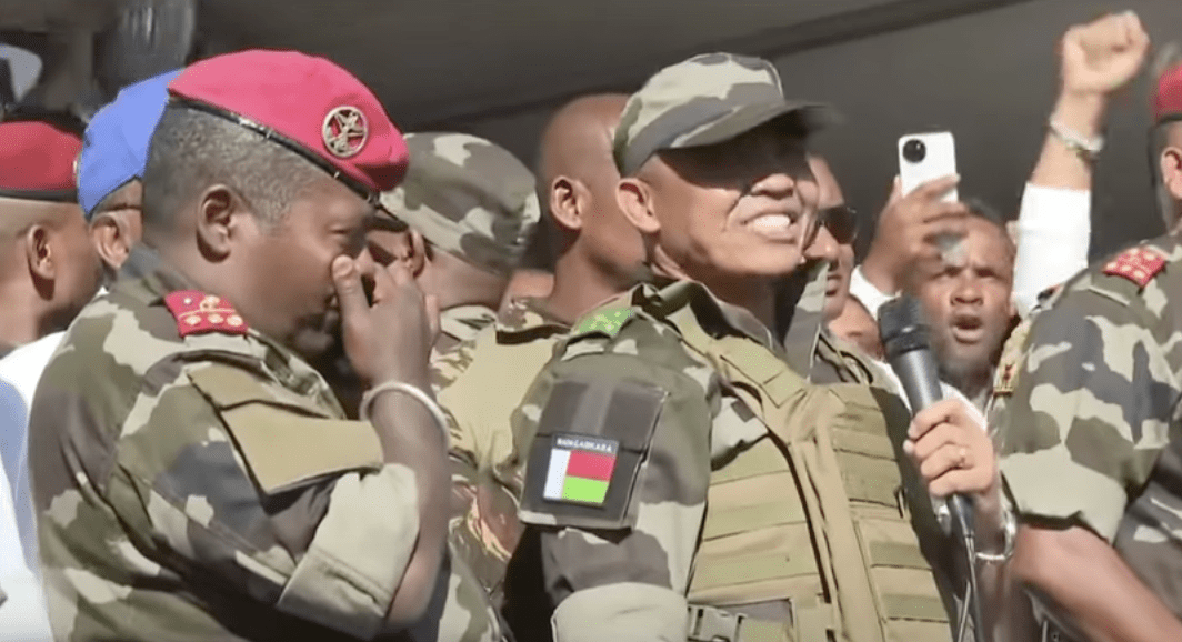 Coup de tonnerre à Madagascar : les militaires s’emparent du pouvoir, Rajoelina introuvable