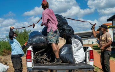 Entre sacs-poubelle et gravats, le quotidien étouffant d’un quartier pris en otage