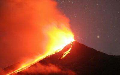 La montagne de feu sort de sa torpeur : le Piton rallume la nuit réunionnaise