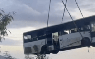 Un bus sans conducteur dévale la pente et s’immobilise au pied d’une maison à Sada