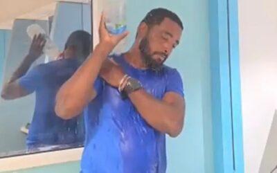 Colère à sec : il se lave dans le hall de la SMAE pour dénoncer les coupures d’eau